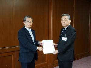 青栁会長より佐賀県産業労働部・石橋部長（右）へ要請書を提出