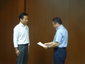 連合佐賀青栁会長（左）より山口知事（右）へ要求書提出